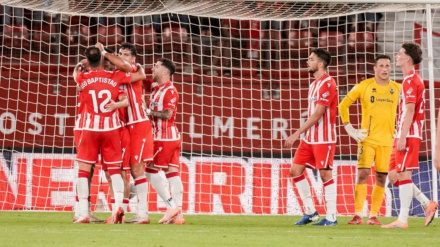 Los futbolistas del Almería celebran el gol de Chirino