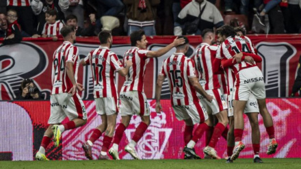 Otero celebra con sus compañeros el gol de la victoria del Sporting contra el Zaragoza