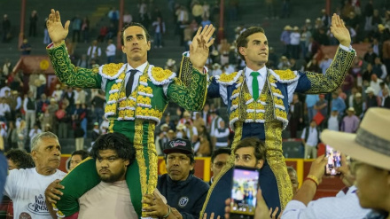 Joaquín Galdós y Fernando Adrián, a hombros en Lima