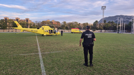 Un desfibrilador y una rápida actuación salvan la vida a un aficionado en Dénia