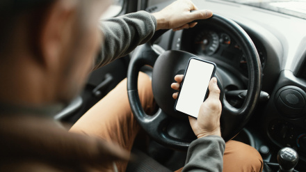 Una vez más, la infracción más repetida sigue siendo circular con el móvil en la mano.