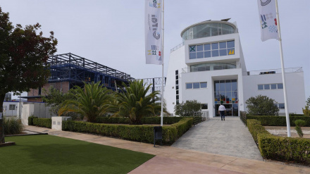 La consejera de Fomento, Articulación del Territorio y Vivienda, Rocío Díaz, y el consejero de Universidad, Investigación e Innovación, José Carlos Gómez Villamandos, visitan el edificio de investigación UGR-DONES en el parque tecnológico de Escúza