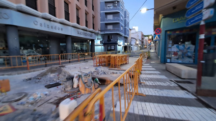 Las obras de asfaltado en las calles Diana y Carlos Sentí ya han finalizado y el tráfico ha sido reabierto, aunque los trabajos continúan en la calle Colón