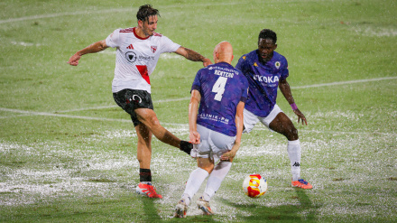 Rentero y Ben Hamed pugnan por un balón en el estadio Jesús Navas.