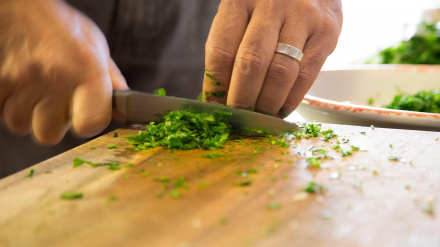 Una persona cocinando