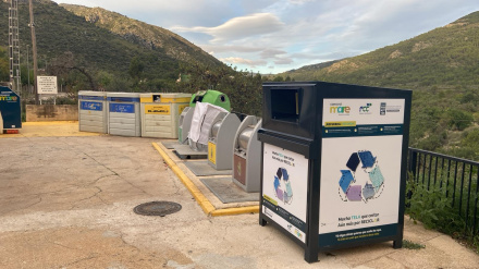 Contenedor de textil usado recién instalado en Benigembla, parte de la expansión del Consorci Mare en la Marina Alta