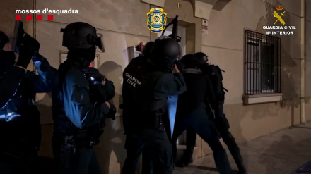 26/10/2025 Desarticulada Una Red Transnacional De Trata De Seres Humanos Con Fines De Explotación Sexual.    MADRID/PAMPLONA, 26 (EUROPA PRESS)    La Guardia Civil y los Mossos d'Esquadra, mediante una operación conjunta denominada 'Aurelia-Belona', han desarticulado un entramado criminal dedicado a la trata de seres humanos con fines de explotación sexual, que operaba en diferentes provincias españolas y en Portugal, y han liberado a ocho mujeres de distintas nacionalidades sudamericanas, cinco de ellas en Tudela (Navarra).   La investigación se inició en 2024, al detectarse una organización criminal que captaba y trasladaba mujeres desde Sudamérica para su posterior explotación sexual. Una de las víctimas fue reclutada en Latinoamérica por una estructura paramilitar, trasladada posteriormente a varios países asiáticos y finalmente a España, donde continuó siendo explotada en distintas provincias.   El trabajo conjunto de la Unidad de Policía Judicial de Zona (UPJZ) de Catalunya y el Área de Investigación Criminal (AIC) de los Mossos d'Esquadra permitió identificar a los integrantes del entramado, establecer su estructura jerárquica y localizar a sus principales responsables, una pareja de nacionalidad española y colombiana que residía en Portugal, desde donde presuntamente se dirigía la explotación de las víctimas en España.   La operación contó con la colaboración de la Policía Judiciária de Portugal, que resultó determinante para la localización y detención de los líderes en la región de Faro. Durante la fase de explotación, desarrollada el 7 de octubre, se llevaron a cabo cuatro entradas y registros en Lleida, Tudela (Navarra), Irún (Guipúzcoa) y Faro (Portugal), que culminaron con la detención de tres personas.   De las tres personas detenidas, dos de ellas -la pareja- fueron detenidas en Portugal, y una, con funciones de traslado y posterior control de las víctimas, fue detenida en Lleida.   En los registros se liberó a ocho mujere