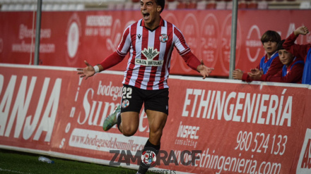 Sancho, del Zamora CF, celebra uno de los goles
