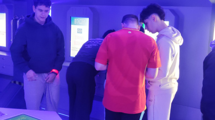 Jóvenes participando en el Escape Room FINEXIT en Salamanca