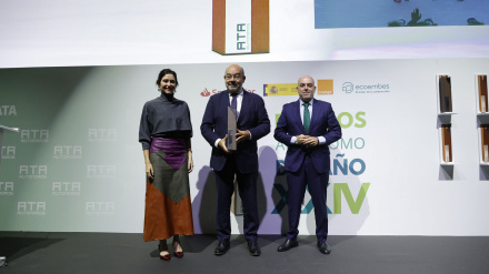 Ángel Expósito recibe el Premio a la Trayectoria Profesional de manos de Isabel Díaz Ayuso y Lorenzo Amor