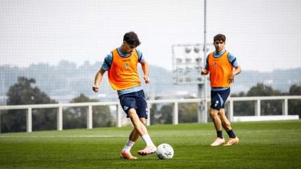 Jon Martín golpea un balón en las instalaciones deportivas de Zubieta