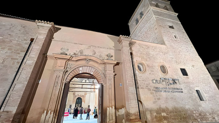 Fachada de Santa María en una imagen nocturna en la que se aprecian las humedades en la parte inferior