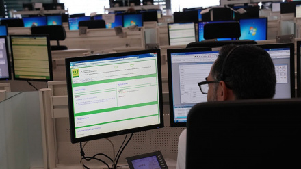 Operador en la sala regional de 112 Andalucía