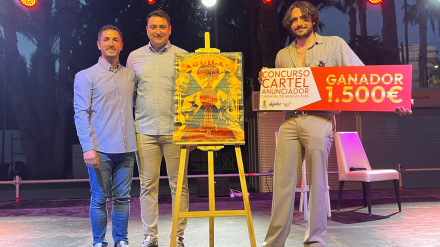 El ganador del cartel del Carnaval junto al alcalde y al presidente de la Federación de Peñas del Carnaval