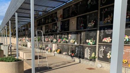 El cementerio municipal de Dénia se prepara para la festividad de Todos los Santos con diversas mejoras y trabajos de mantenimiento