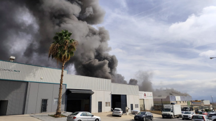 Columna de humo en el polígono Saprelorca como consecuencia del incendio