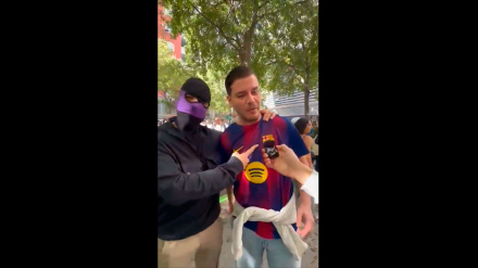 Un radical del Real Madrid amenazó delante de las cámaras a un aficionado del Barcelona.