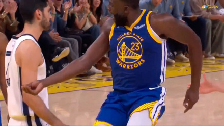 Draymond Green salta y se ríe en la cara de Santi Aldama.