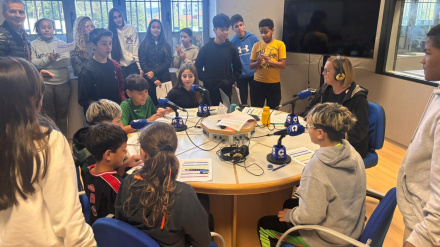 Estudiantes de 1º y 2º de la ESO del IES Alfonso II de Oviedo, participando en un espacio de radio en COPE