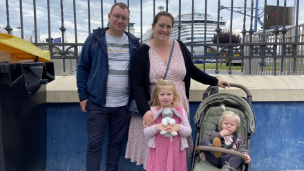 Ania y su familia, en la plaza de Ourense