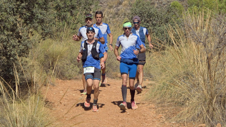 Grupo de atletas en plena carrera
