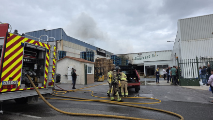 Bomberos y personal de Emergencias durante la extinción del incendio