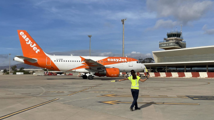 Una operaria guía un avión en el Aeropuerto de Almería.AENA