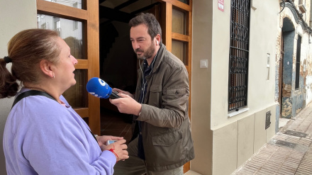 Mara, vecina de Paiporta, con Jorge Bustos