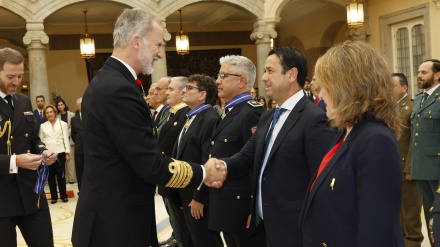 El cariñés recibiendo la distinción del Rey