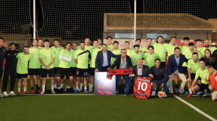 El Sant Jordi posa con el alcalde Jaime Martínez antes del partido