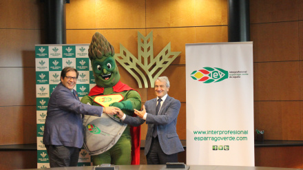 Francisco Zamora y Antonio León junto a la mascota de la Asociación Interprofesional del Espárrago tras la firma