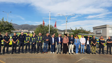 Alcaldes y personal de los servicios de Emergencias guardan un minuto de silencio por las víctimas de la dana de Valencia en presencia del concejal de Chiva