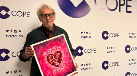 Rafael Zaharro mostrando una de sus obras