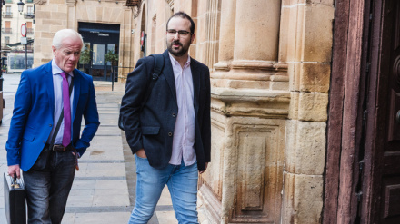 Él ex dirigente socialista Ángel Hernández a su entrada hoy en el Juzgado de lo Penal de Soria