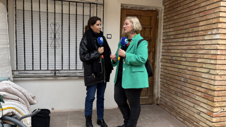 Pilar García de la Granja con Arantxa, vecina de Utiel y superviviente de la dana