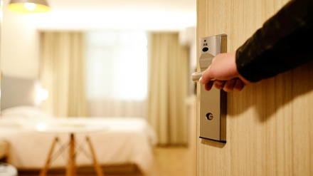 (Foto de ARCHIVO)Imagen de una usuaria abriendo la puerta de su habitación de hotel.REMITIDA / HANDOUT por JUNTA DE ANDALUCÍAFotografía remitida a medios de comunicación exclusivamente para ilustrar la noticia a la que hace referencia la imagen, y citando la procedencia de la imagen en la firma19/3/2025