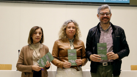 Rosa Mesalles, Pilar Bosch i Andreu Vàzquez, durant la presentació dels Premis Literaris 2025.