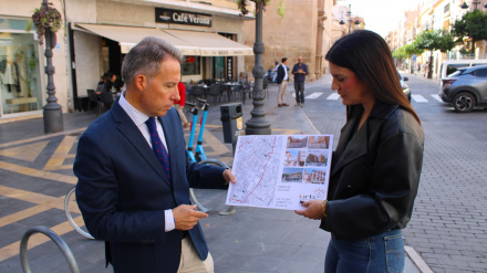 El alcalde de Lorca y la concejala de Urbanismo en la calle Nogalte, donde se aplicará el plan de reedificación forzosa