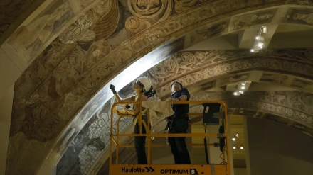 Técnicos aragoneses revisando las pinturas de Sijena.