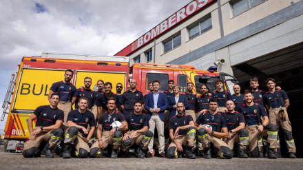 El portavoz del equipo de gobierno local de Granada, Jorge Saavedra, y la edil de Protección, Ana Agudo, en la imagen con los nuevos bomberos