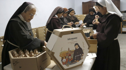 Monges clarisses del convent de Balaguer treballant en l'elaboració del calendari d'advent que han fet en col·laboració amb Alemany