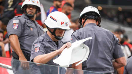 La policía interviene durante un partido de la Copa Libertadores.