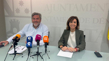 El regidor d’Habitatge, Rafa Carrió, i la regidora de Territori, Maria Josep Ripoll, durant la presentació de les noves ajudes per a la rehabilitació de vivendes buides destinades al lloguer habitual