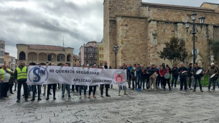 Policías y bomberos de Zamora, durante una propuesta