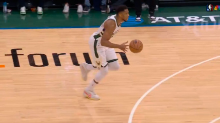 Giannis Antetokounmpo inicia su polémica penetración hacia canasta.