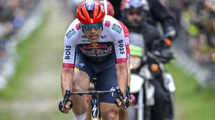 Oier Lazkano durante la pasada París-Roubaix, su última carrera como ciclista.