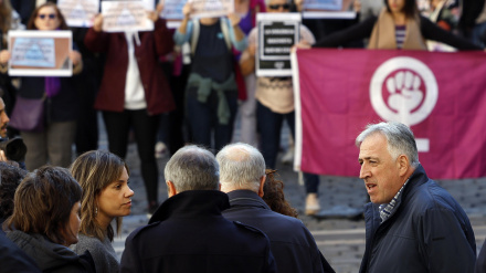 Concejales del Ayuntamiento de Pamplona encabezados por el alcalde Josba Asiron (2d), durante la concentración convocada este jueves en repulsa por la agresión sexual sufrida por una mujer en el entorno de la carpa universitaria