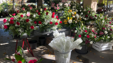 El Mercado de las Flores de Logroño representa la continuidad de la tradición: Centros florales y ramos para honrar a los familiares en la festividad de Todos los Santos