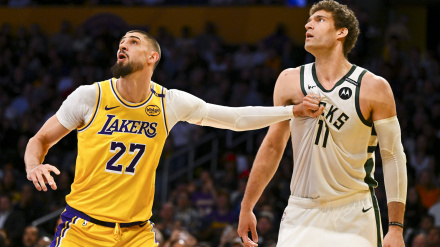 Alex Len jugando un partido con los Lakers