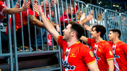 Los jugadores de Jimbee Cartagena saludan a los aficionados desplazados a Polonia